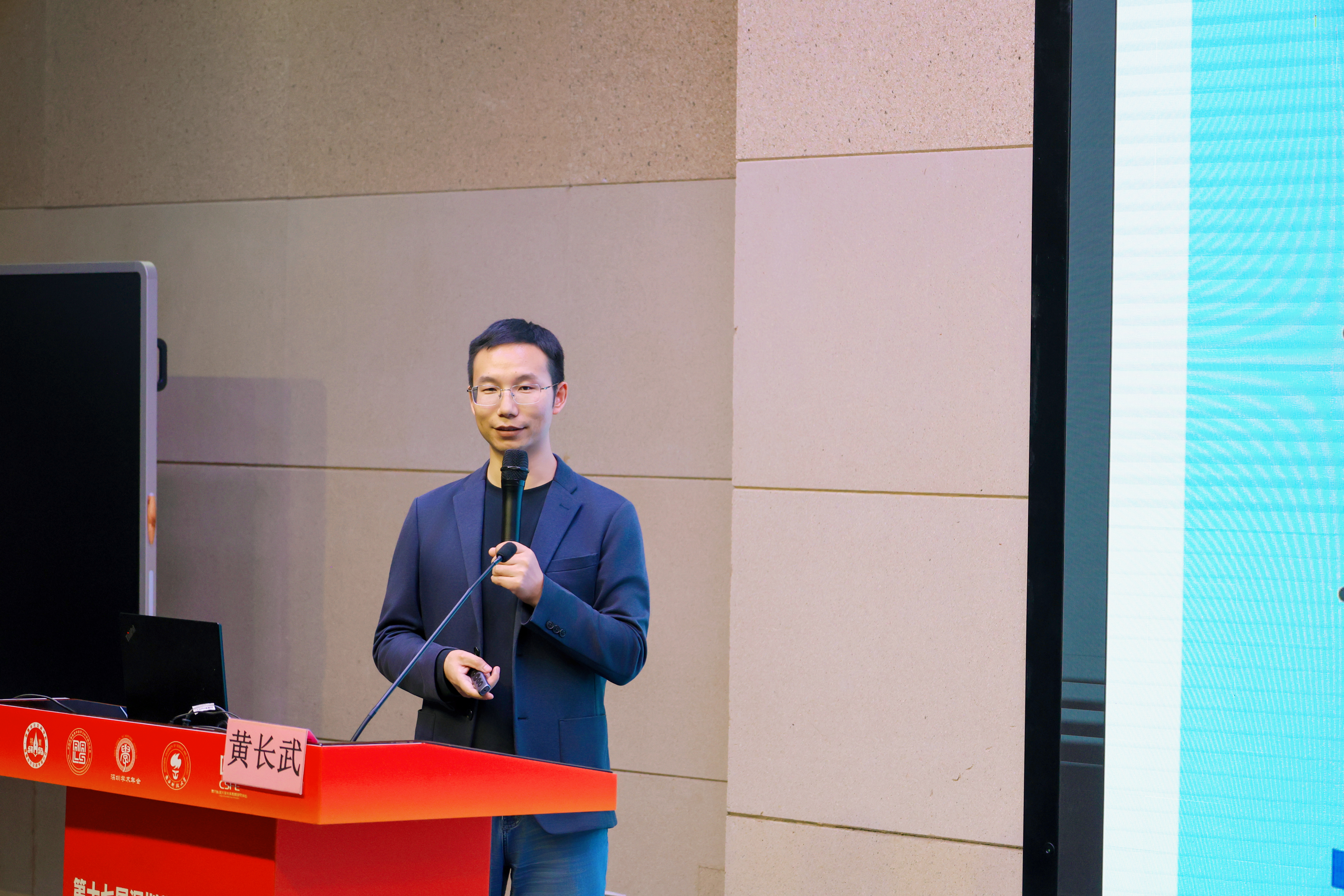 1765175812894758.jpg 黄长武.jpg